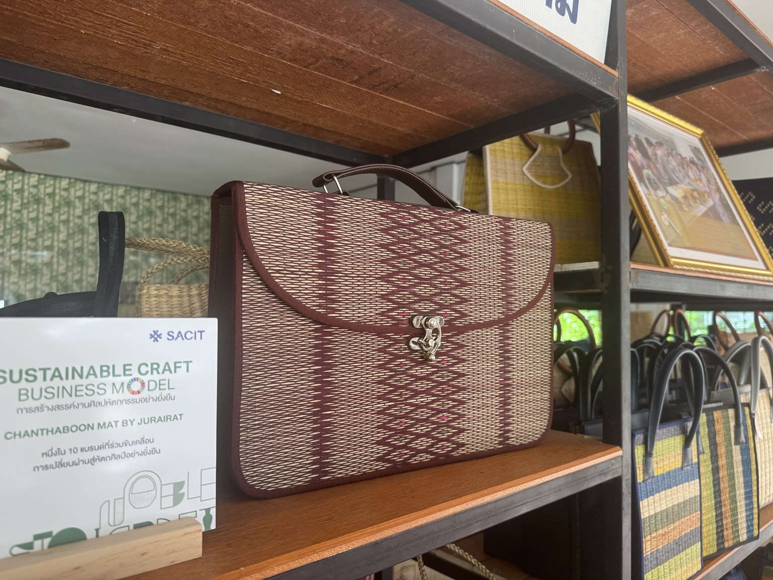 Handgefertigte Tasche aus gewebtem Naturmaterial